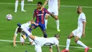Penyerang Barcelona, Ansu Fati, berusaha melewati pemain Ferencvaros pada matchday 1 Grup G Liga Champions 2020/2021 di Camp Nou, Rabu (21/10/2020) dini hari WIB. Barcelona menang 5-1 atas Ferencvaros. (AFP/Lluis Gene)