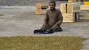 Seorang petani beristirahat untuk melakukan salat zuhur di sebuah perkebunan anggur di Kandahar, Afghanistan, 6 September 2021. (JAVED TANVEER/AFP)