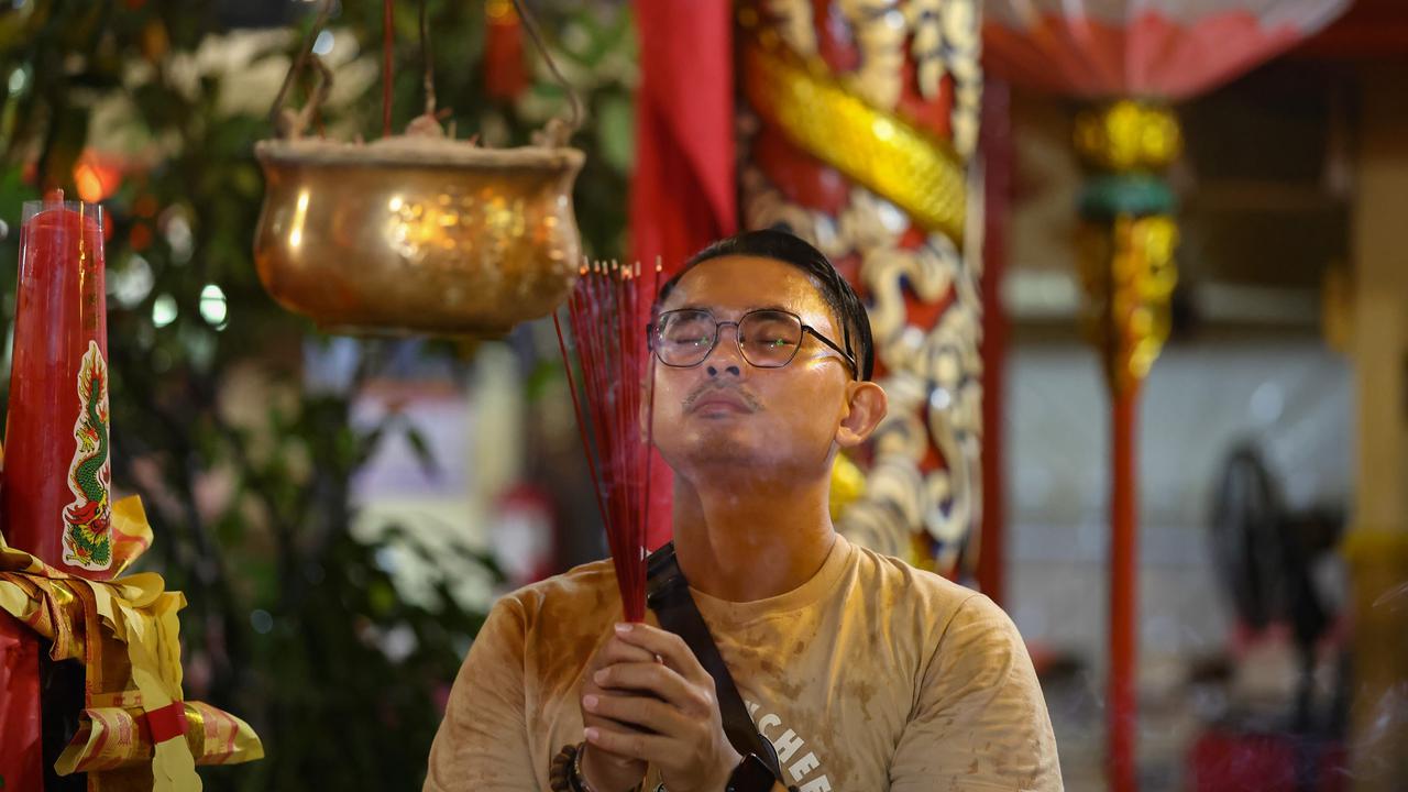 Ibadah Malam Imlek di Vihara Boen Tek Bio Tangerang