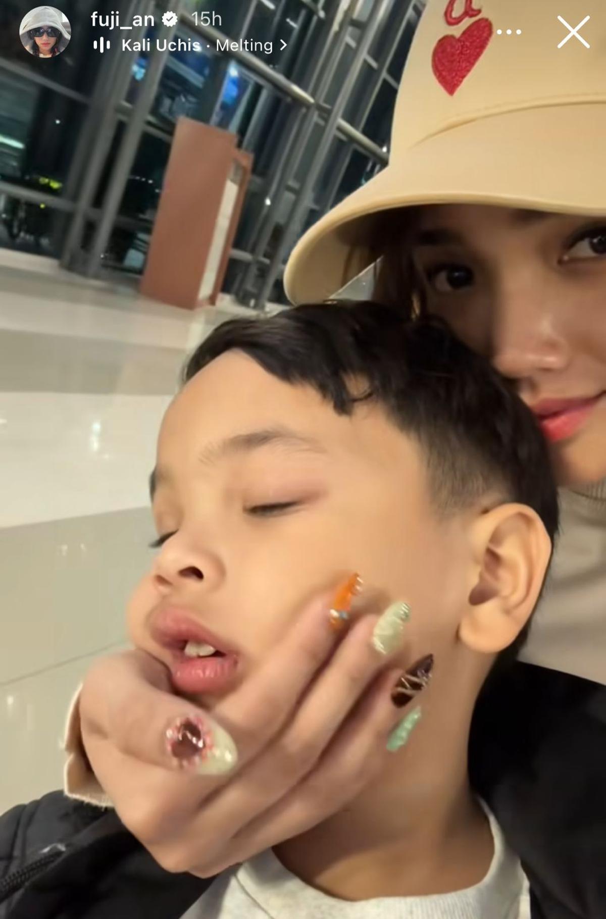 Potret Fuji Memeluk dan Mencium Gala Sky di Bandara, Bukti Kasih Sayang Seperti Anak Sendiri