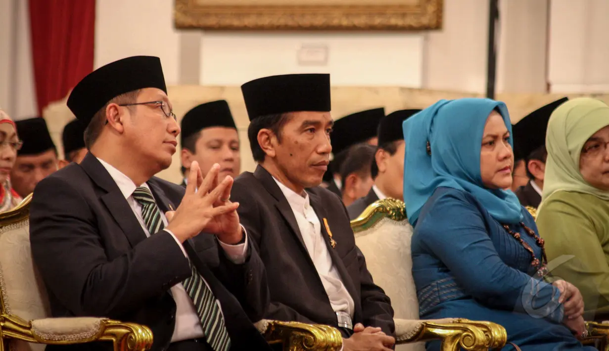 Presiden Jokowi (tengah) didampingi Ibu Negara, Iriana Jokowi (kanan) dan Menag Lukman Hakim ketika menghadiri acara Peringatan Isra Miraj Nabi Muhammad SAW Tahun 1436 H/2015 M di Istana Negara, Jakarta, Jumat (15/5) malam. (Liputan6.com/Faizal Fanani)