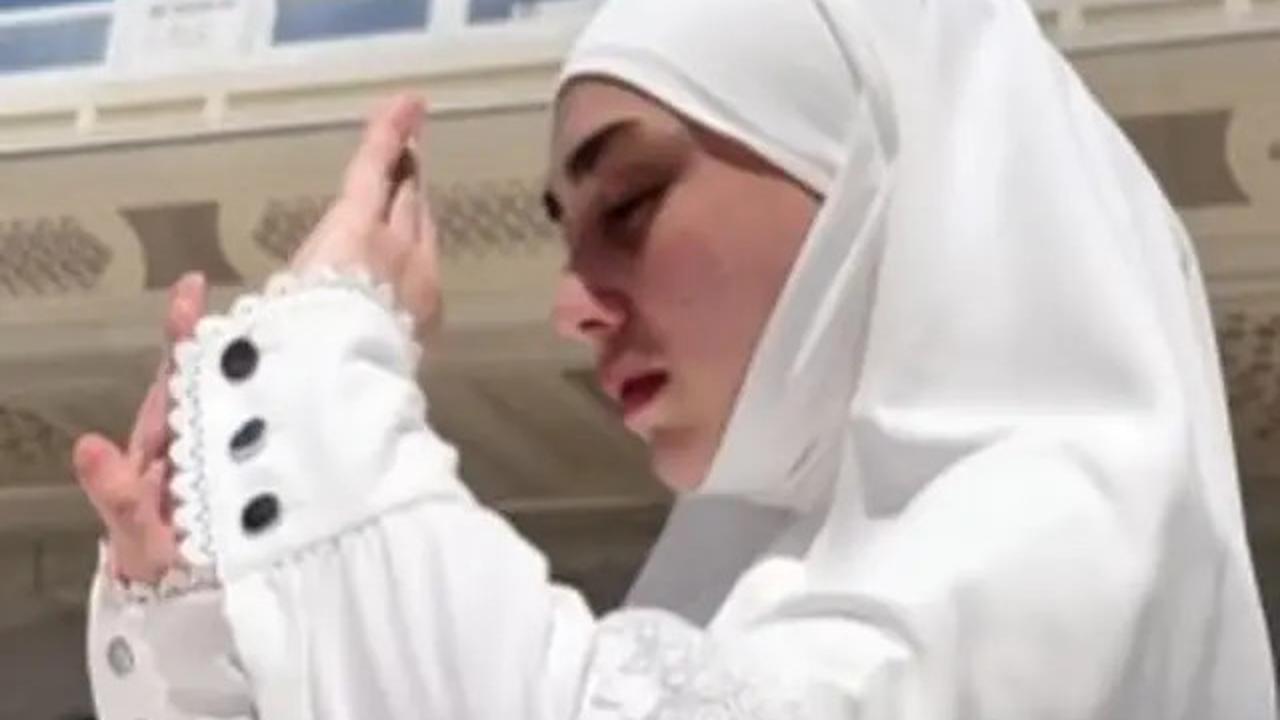 Potret Celine Evangelista Umrah, Suasana Penuh Haru di Tanah Suci