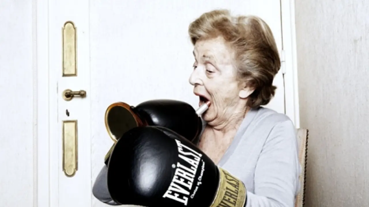 Nenek-nenek Heboh Nonton Tanding Tinju, TV Hampir Ditonjok!
