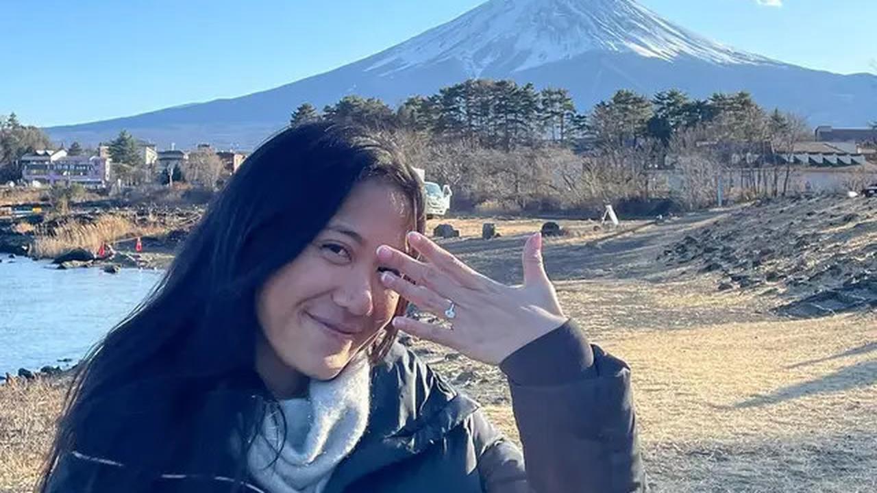 8 Potret Nadhif Basalamah Lamar Taska Amani Berlatar Gunung Fuji, Romantis