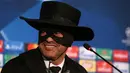 Pelatih Shakhtar Donetsk, Paulo Fonseca berkostum Zorro dalam jumpa pers di Metalist Stadium, Kamis (7/12). Fonseca memenuhi janjinya berdandan ala Zorro seusai mengantar Shakhtar Donetsk lolos ke babak 16 besar Liga Champions. (STANISLAS VEDMID/AFP)