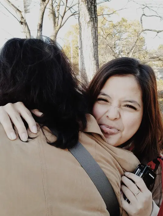 Begitu juga dengan Tasya Kamila yang unggah foto bareng dengan sang ibu yang tak memperlihatkan wajahnya. Sambil menuliskan ucapan selamat hari ibu, Tasya mengatakan bahwa ibunya memang tak suka difoto. (Instagram)