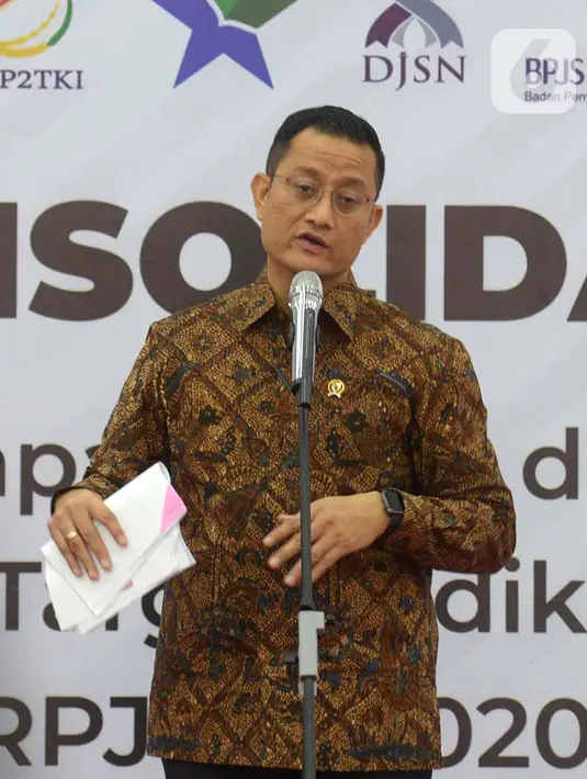 Mensos Jualiari Batubara memberi paparan saat rapat koordinasi di Gedung Kemenko PMK, Jakarta, Kamis (31/10/2019). Menko PMK Muhadjir Effendy menegaskan, pedoman pembangunan nasional di seluruh kementerian harus sesuai arahan presiden. (merdeka.com/Imam Buhori)