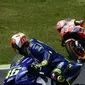 Pembalap Movistar Yamaha, Valentino Rossi sedang melihat Marc Marquez dari Repsol Honda pada kualifikasi MotoGP Italia 2018. (FILIPPO MONTEFORTE / AFP)