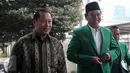 Ketua Umum PPP, Djan Faridz (kanan), dan pengurus kubunya menyambangi Gedung KPK untuk meminta penangguhan penahanan atas tokoh senior partainya, mantan Ketua Umum PPP Suryadharma Ali, Jakarta, Senin (15/6/2015). (Liputan6.com/Helmi Afandi)