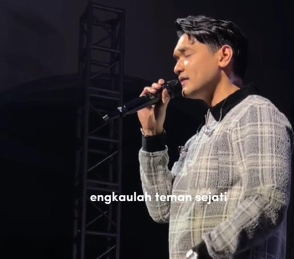 "Turut berduka cita ya. Semoga dia bersitirahat dengan tenang di sana," tutur Afgan berempati.