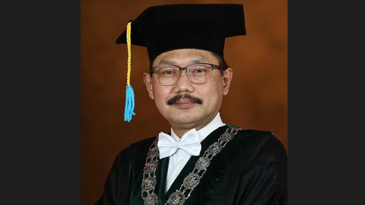 Dekan Fakultas Kedokteran Universitas Airlangga (Unair) Surabaya, Prof. Dr. dr. Budi Santoso, Sp.OG.(K) dicopot dari jabatannya. (Foto: Unair.ac.id)