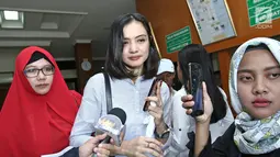 Istri Ibnu Jamil, Ade Maya menghindari kerumunan awak media seusai mengikuti sidang perceraian di Pengadilan Agama Jakarta Selatan, Kamis (14/9). Sidang perdana beragenda mediasi itu tidak dihadiri Ibnu jamil selaku pemohon. (Liputan6.com/Herman Zakharia)
