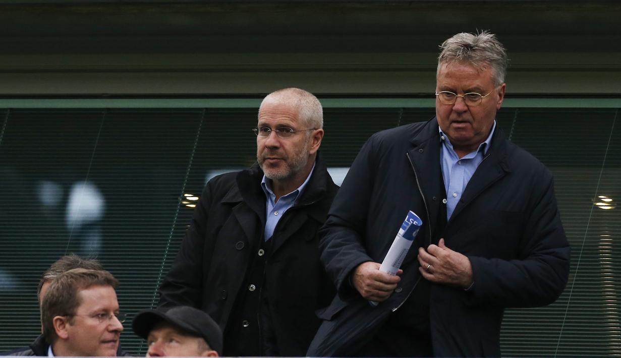 Pelatih Baru Chelsea, Guus Hiddink (kanan) menyaksikan pertandingan Chelsea vs Sunderland  dari tribun VIP di Stadion Stamford Bridge, London, Sabtu (19/12/2015)  (AFP Photo/Ian Kington)