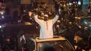 Presiden baru Gambia, Adama Barrow, mengepalkan kedua tangan setelah kembali ke negaranya, Kamis (26/1) malam. Barrow, yang memenangkan pemilihan umum presiden pada Desember, tinggal sementara di Senegal atas alasan keamanan. (AP Photo/Sylvain Cherkaoui)