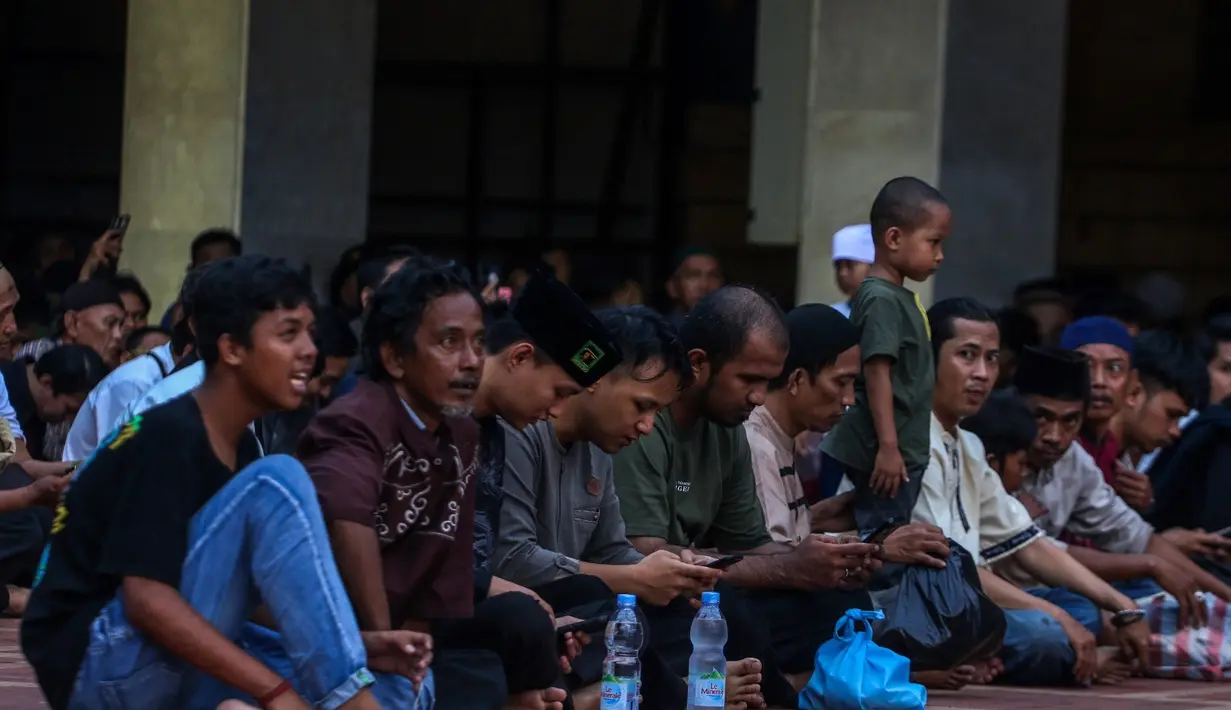 Sejumlah masyarakat sedang menunggu waktu berbuka di Masjid Istiqlal. (Foto: Istimewa)