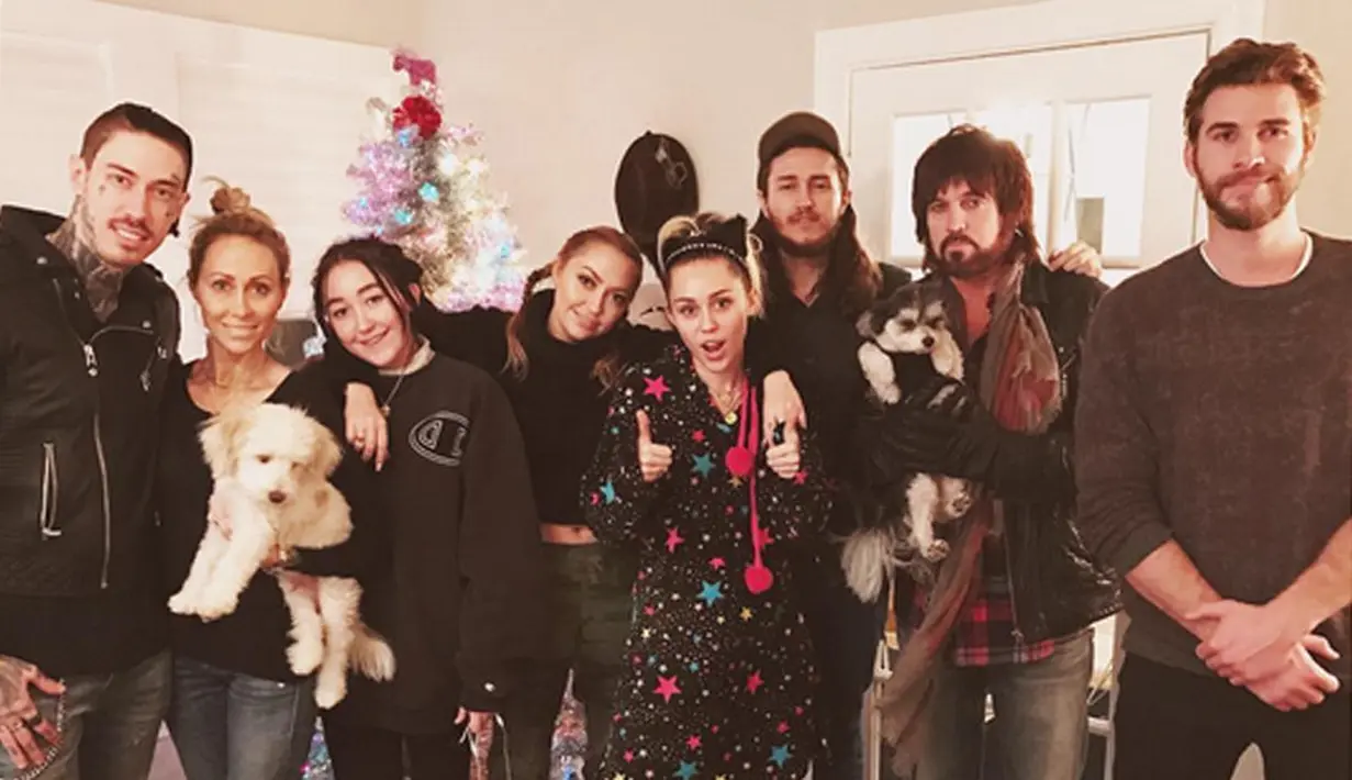Perayaan Natal diperingati setiap tanggal 25 Desember. Namun kali ini Miley Cyrus telah merayakannya lebih awal. Tidak hanya bersama keluarga besar, Liams Hemsworth pun tampak hadir di pesta Natal tersebut. (Instagram/Brandicyrus)