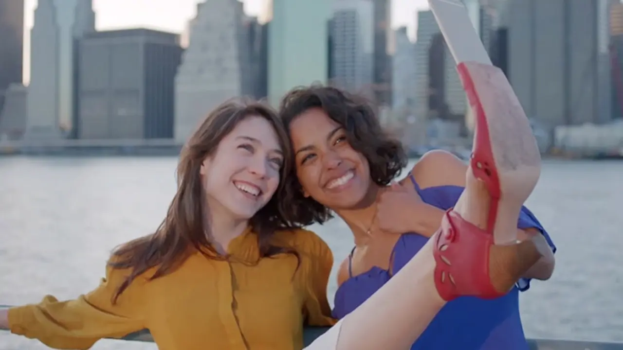 Wow, Sepatu Selfie Ini Buat Wanita Selfie Tanpa Tongsis
