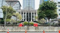 Suasana di luar Gedung Mahkamah Konstitusi (MK), Jalan Medan Merdeka Barat, Jakarta Pusat saat berlangsungnya sidang sengketa Pilpres 2024. (Liputan6.com/Nanda Perdana Putra)
