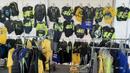 Keberadaan souvenir tersebut seolah-olah membuat para penggemar Rossi akan merasakan kehadiran dari Valentino Rossi meski Valentino Rossi tidak hadir saat ini di Sirkuit Mandalika. (Bola.com/Yus Mei Sawitri)