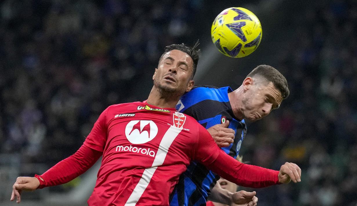 Pemain Inter Milan, Robin Gosens (kanan) berebut bola dengan pemain Monza, Izzo pada laga lanjutan Liga Italia 2022/2023 melawan Monza di Giuseppe Meazza, Milan, Minggu (16/04/2023) WIB. Nerazzurri kalah dengan skor 0-1. (AP Photo/Antonio Calanni)