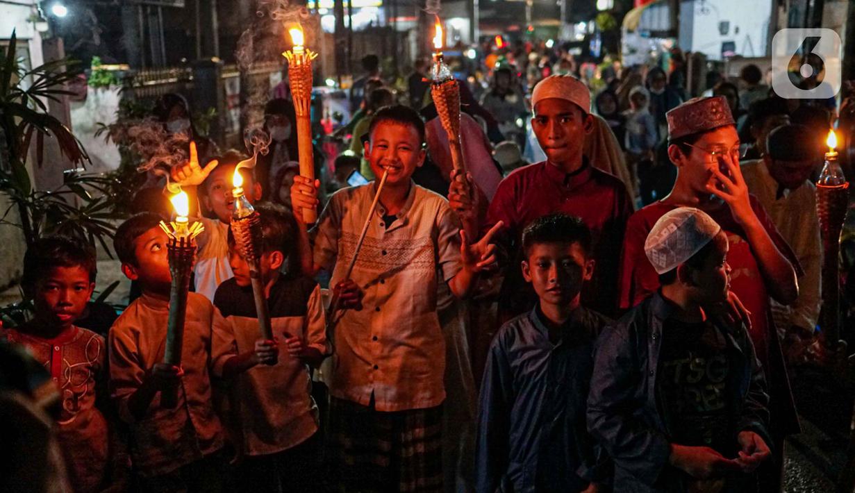 Anak-anak mengikuti pawai obor menyambut Ramadan di kawasan Matraman Dalam, Jakarta, Minggu (27/3/2022). Pawai obor tersebut juga digelar untuk meningkatkan silaturahmi dan ukhuwah sesama umat Muslim serta menyemarakkan syiar Islam di Ibu Kota. (Liputan6.com/Faizal Fanani)