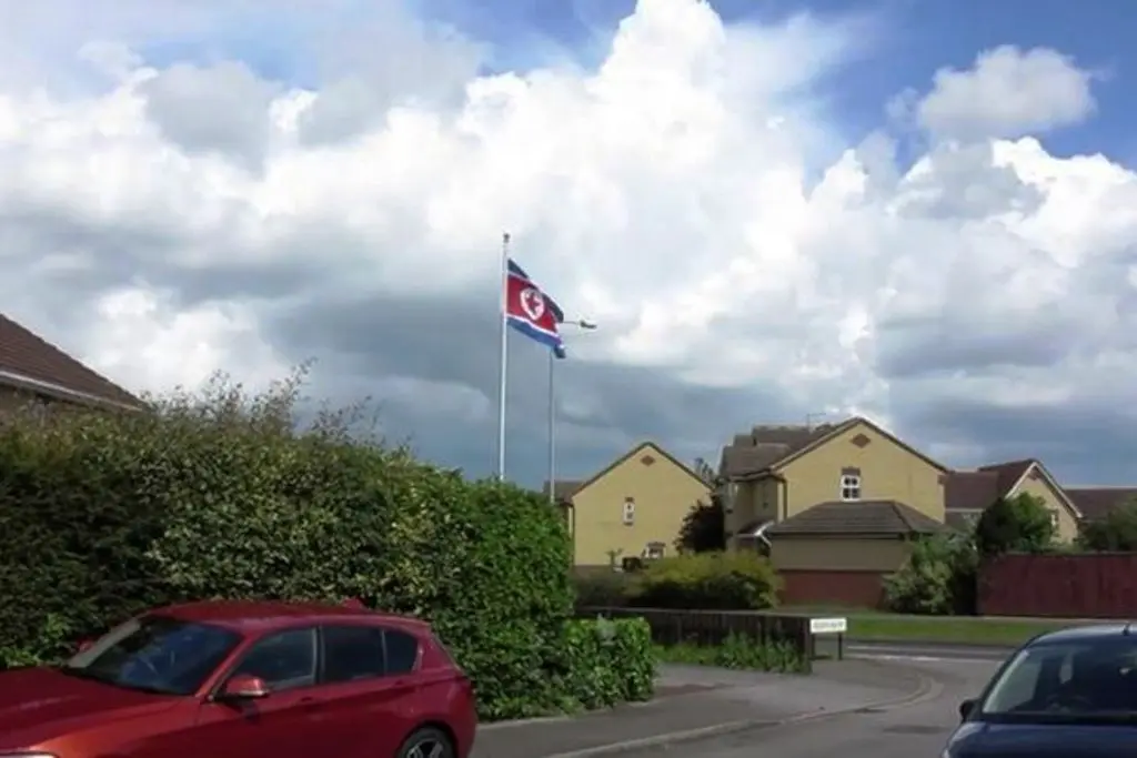 Bendera Korut berkibar di halaman sebuah rumah di Inggris (Gazette Live)