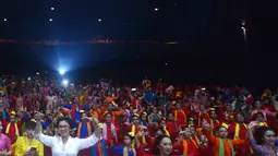 Penari dengan baju kebaya menari ondel-ondel di Auditorium CGV Cinemas, Grand Indonesia, Jakarta, Sabtu (21/4). Acara ini menyuguhkan ragam seni budaya tradisional dari berbagai daerah. (Merdeka.com/Imam Buhori)