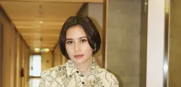 Perpaduan warna earth tone yang ia pilih memberi kesan hangat, tenang, sekaligus elegan untuk tampilan sehari-hari. [@prillylatuconsina96].