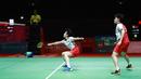 Pada game pertama, Liu Sheng Shu/Zhang Shu Xian langsung menjauh dalam perolehan poin setelah skor imbang 2-2. Pada interval, pasangan China ini memimpin 11-5 atas Yuki Fukushima/Sayaka Hirota. (Bola.com/M Iqbal Ichsan)
