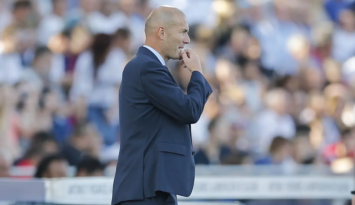 Pelatih Real Madrid, Zinedine Zidane, mengamati permainan anak asuhnya saat pertandingan melawan Getafe pada laga La Liga Spanyol Stadion Coliseum Alfonso Perez, Sabtu (14/10/2017). Real Madrid menang 2-1 atas Getafe. (AP/Paul White)