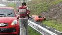 Supercar Lamborghini Aventador yang mengalami kecelakaan di  jalan tol Solo-Sragen, Minggu (25/11/2018), disebutkan dipacu dengan kecepatan tinggi saat hujan. (@ ics_infocegatansolo)