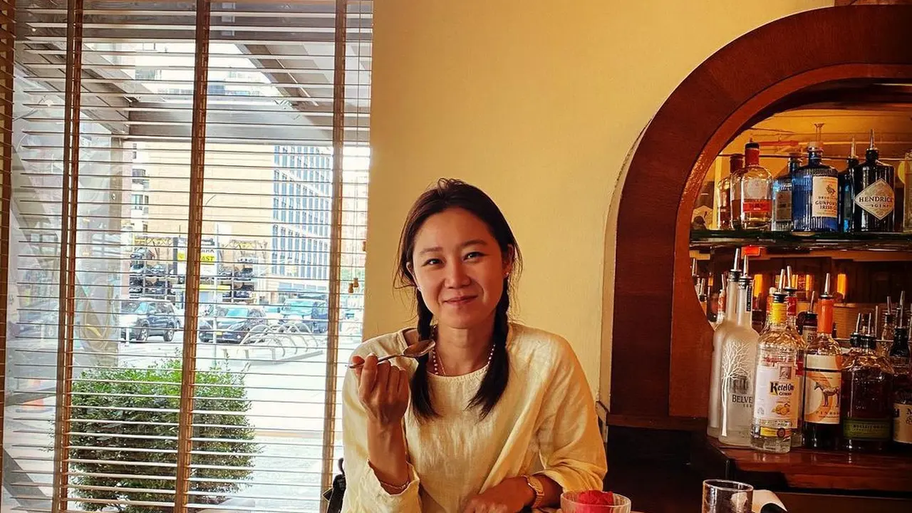 Potret Manis Gong Hyo Jin yang Awet Muda di Usia 42 Tahun