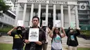 Aliansi Rakyat Gugat Pemindahan Ibu Kota Negara melakukan aksi usai mengajukan berkas uji materi UU IKN di depan Gedung Mahkamah Konstitusi, Jakarta, Jumat (1/4/2022). UU IKN dianggap mengabaikan pertimbangan yang disampaikan rakyat dan akademisi. (Liputan6.com/Faizal Fanani)