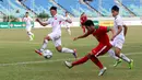 Pemain Timnas Indonesia U-19, Samuel Christianson, saat pertandingan melawan Vietnam pada laga AFF U-18 di Stadion Thuwunna, Yangon, Senin (11/9/2017). Indonesia kalah 0-3 dari Vietnam. (Liputan6.com/Yoppy Renato)