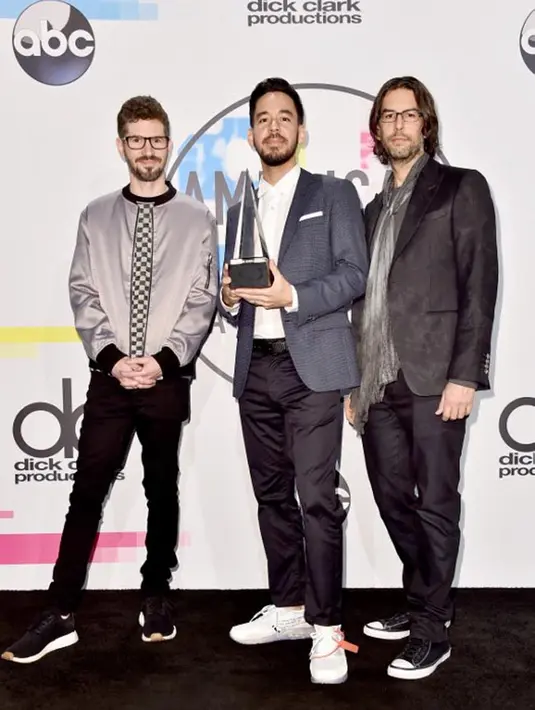 “Siapapun kalian, baik seniman atau bukan, di mana pun kalian berada, aku ingin kalian mengabadikan momen spesial ini sebagai bentuk apresiasi dan membuat dia (Chester) bangga,” tambahnya. (AFP/Alberto E.Rodriguez)