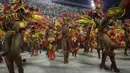 Peserta dari Salgueiro ikut dalam Karnaval Samba di Sambadrome, Rio de Janeiro, Brasil, Senin (27/2). Karnaval Samba dimeriahkan oleh hampir seluruh sekolah samba di Brasil. (AP Photo / Leo Correa)