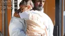 Kanye West menggendong anak pertamanya, North West, saat tengah terlelap. (REX/Shutterstock/HollywoodLife)
