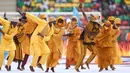 Para penari tampil dalam upacara pembukaan turnamen sepak bola Piala Afrika (CAN) 2021 di Stade d'Olembé di Yaounde (9/1/2022). Kamerun untuk kali kedua menjadi tuan rumah Piala Afrika setelah pada 1972. (AFP/Kenzo Tribouillard)
