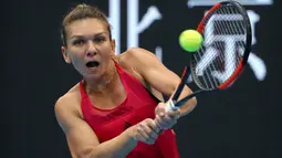 Petenis Rumania, Simona Halep melakukan pukulan ke arah petenis Latvia, Jelena Ostapenko pada semifinal China Terbuka 2017 di Beijing, Sabtu (7/1). Halep berhasil memenangkan laga dua set langsung, yakni dengan skor 6-2 dan 6-4. (AP/Mark Schiefelbein)