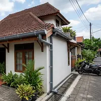 Model talang air atap rumah berupa talang air half-round. [AI Generated]
