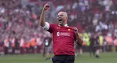 Pelatih Liverpool, Arne Slot melakukan selebrasi setelah timnya dipastikan menyabet gelar juara Liga Inggris 2024/2025 setelah mengalahkan Tottenham Hotspur di Anfield, Liverpool, Inggris, Minggu (27/04/2025). (AP Photo/Jon Super)