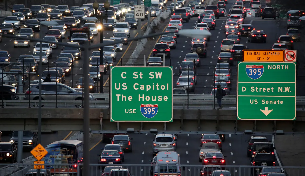 Kondisi lalu lintas pada jam sibuk di Washington, AS, 20 Desember 2016. Kepadatan lalu lintas di Washington terlihat pada jam sibuk, terlebih memasuki libur Natal dan Tahun baru. (REUTERS/Joshua Roberts)