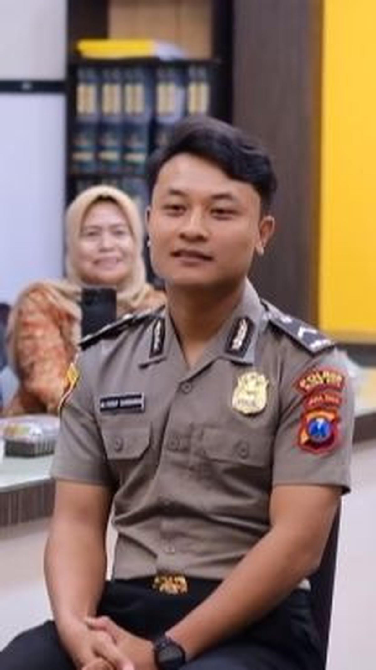 "Kamu DM dia?" tanya sang pimpinan. <br><br>"Iya pak, tapi enggak dibalas seminggu," ungkapnya.&nbsp;<br>