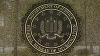 Segel FBI terlihat di luar gedung markas besar di Washington, DC. (AFP)