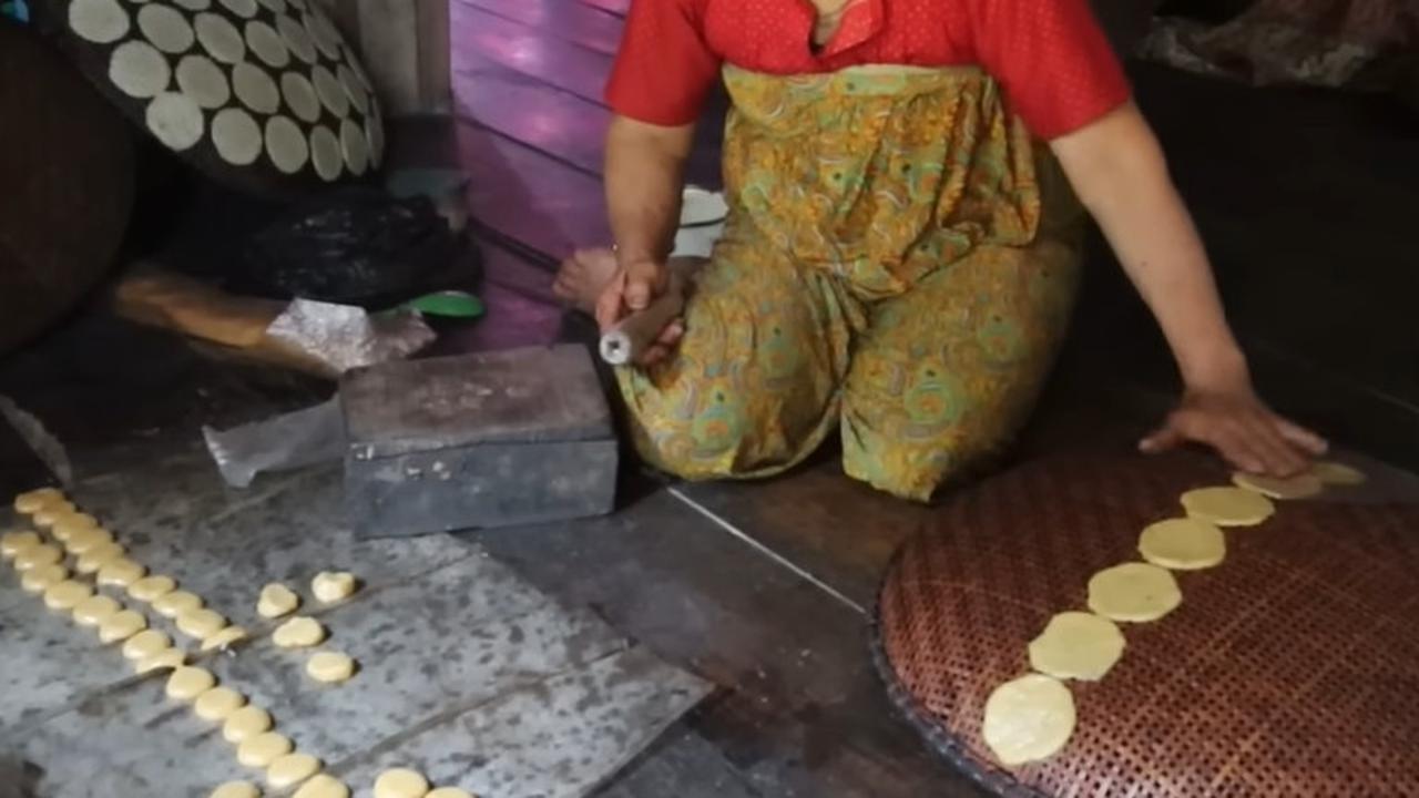 Pembuatan opak di Kampung Cileunca