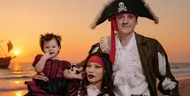 Keluarga Patricia Gouw memilih tema kostum Pirates atau bajak laut. Patricia pun tampil dengan dress merah bergaris hitam lengkap dengan korset hitam. Riasan wajahnya membuatkan semakin tampil totalitas. [@patriciagouw]