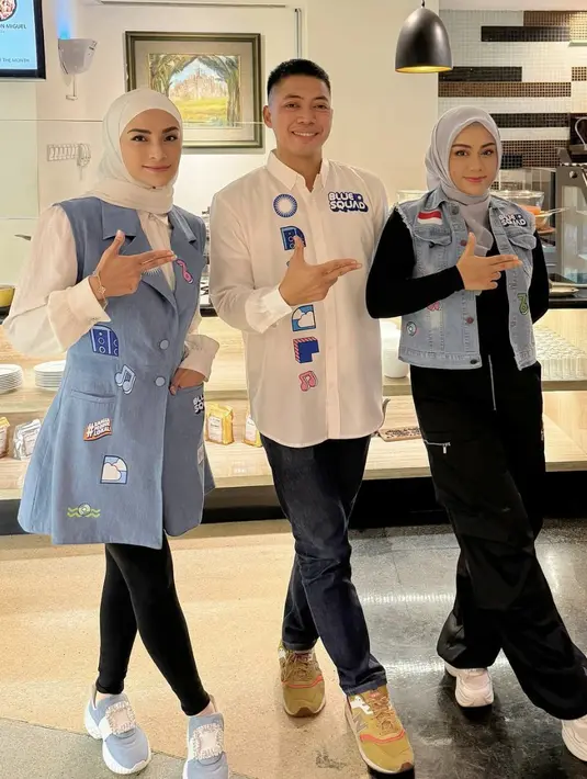 Bahkan kali ini, Zita Anjani tampak kompak bersama sang kakak kenakan vest denim.  [Foto: Instagram/ Zita Anjani]