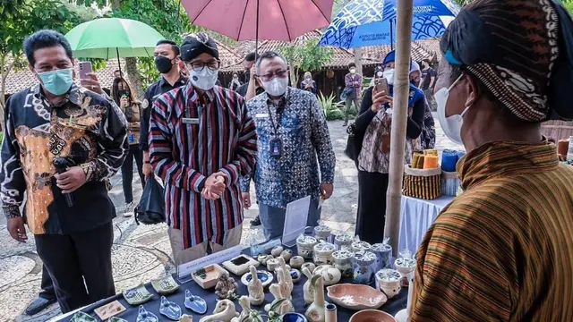 Menparekraf Sandiaga Uno berdialog dengan pelaku ekonomi kreatif Daerah Istimewa Yogyakarta di Puri Mataram, Desa Tridadi, Kabupaten Sleman. (Dok Kemenparekraf)