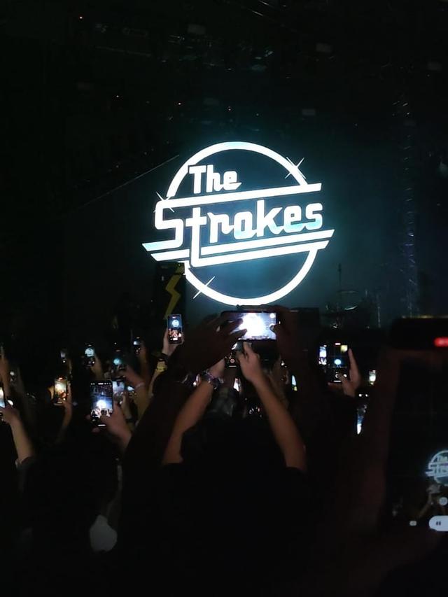 The Strokes Ajak Seorang Fans Main Drum Bawakan Lagu Juicebox