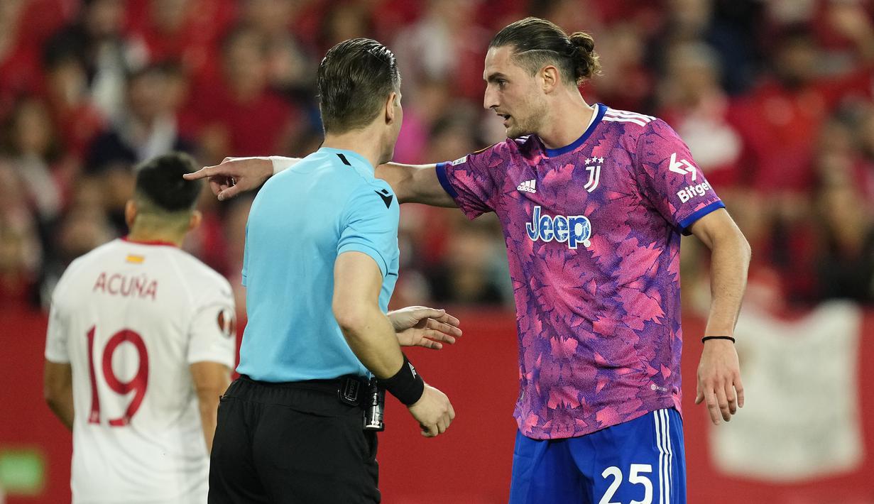 Gelandang Juventus, Adrien Rabiot melancarkan protes kepada wasit Danny Makkelie saat menghadapi Sevilla pada laga leg kedua semifinal Liga Europa 2022/2023 di Ramon Sanchez Pizjuan Stadium, Sevilla (18/5/2023). Adrien Rabiot yang didatangkan Juventus dari PSG pada awal musim 2019/2020 dengan status bebas transfer tampaknya juga akan meninggalkan Juventus dengan status bebas transfer. Saat kontraknya akan kedaluwarsa pada akhir musim ini, hingga kini belum ada kesepakatan soal kontrak baru. Manchester United dikabarkan tertarik mendatangkannya. (AP Photo/Jose Breton)